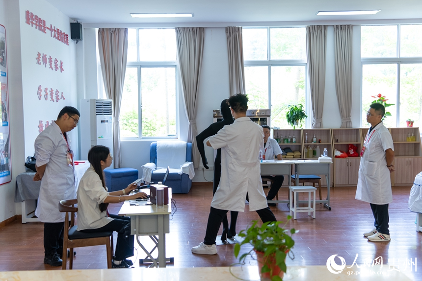 视障考生参与实践技能考核。人民网记者 涂敏摄