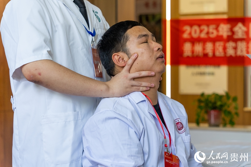 视障考生参与实践技能考核。人民网记者 涂敏摄