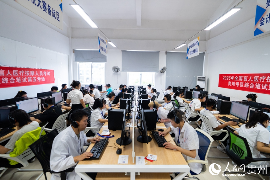 视障考生参与综合笔试。人民网记者 涂敏摄