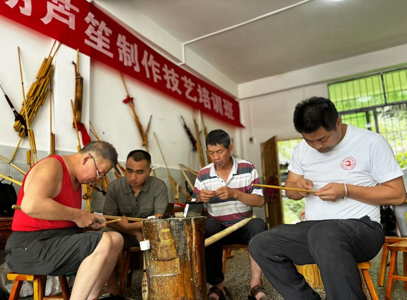 杨昌杰与师傅——国家级非物质文化遗产苗族芦笙制作技艺项目传承人莫厌学一起给报京乡村民培训  田榆鋆摄.jpg