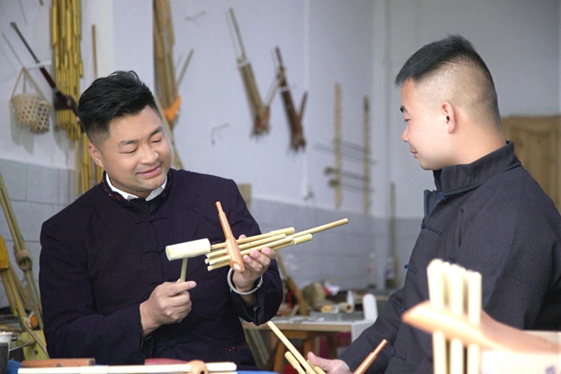 杨昌杰指导报京村民周海明制作芦笙。邰水兰摄.jpg