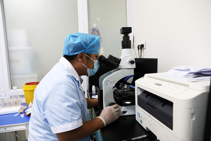 剑河县妇幼保健院，医护人员在检查白带常规。杨家孟 摄.JPG