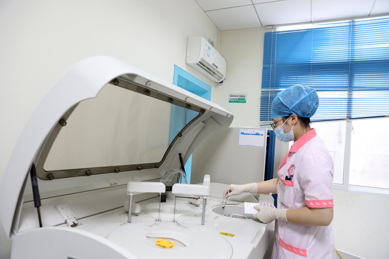 剑河县妇幼保健院，医护人员在免费筛查艾滋病和血糖。杨家孟 摄.JPG