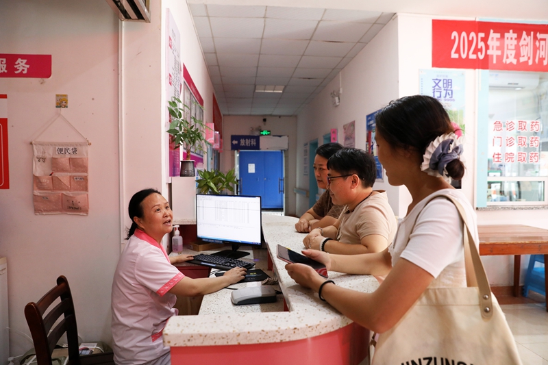 剑河县护幼保健院医护人员对前来咨询”两癌“筛查的适龄妇女耐心的讲解。  杨家孟 摄.JPG