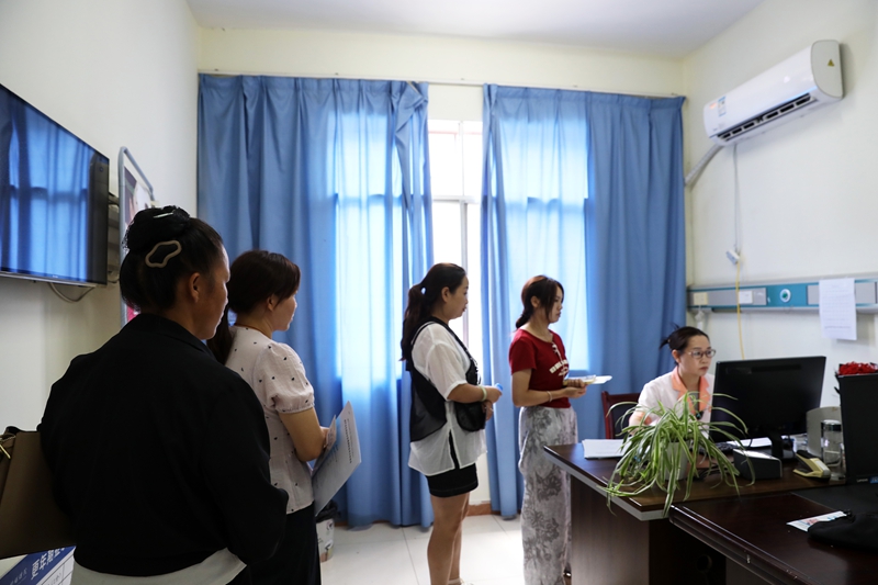 在剑河县护幼保健院“两癌”筛查门诊，适龄妇女做检查登记。杨家孟 摄.JPG