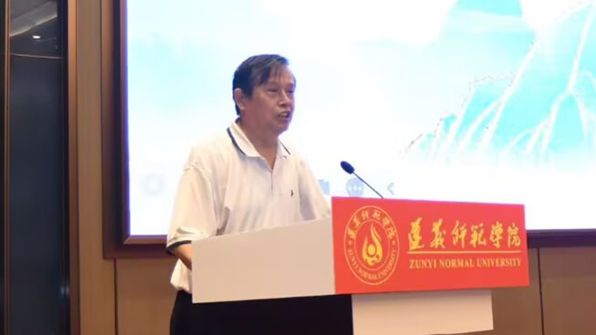 骆郁廷作主旨报告。