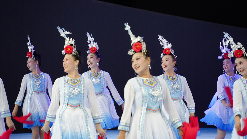 2025年全国老年人健身广场舞大联动在西江千户苗寨举行。