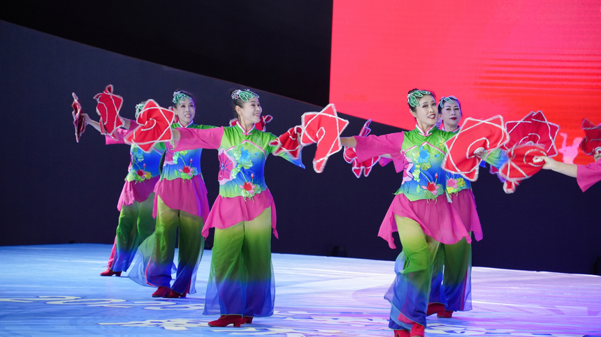 2025年全国老年人健身广场舞大联动在西江千户苗寨举行。