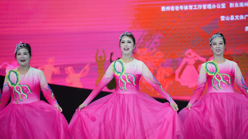 2025年全国老年人健身广场舞大联动在西江千户苗寨举行。