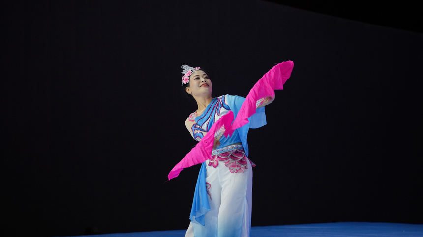 2025年全国老年人健身广场舞大联动在西江千户苗寨举行。