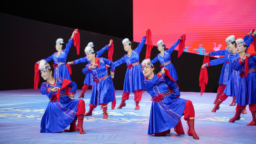 2025年全国老年人健身广场舞大联动在西江千户苗寨举行。