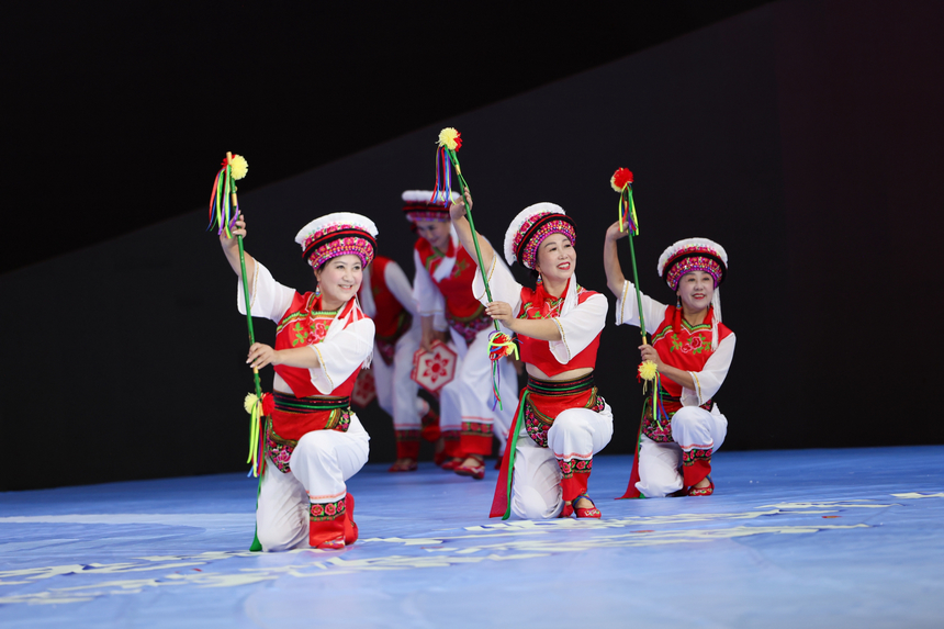 2025年全国老年人健身广场舞大联动在西江千户苗寨举行。