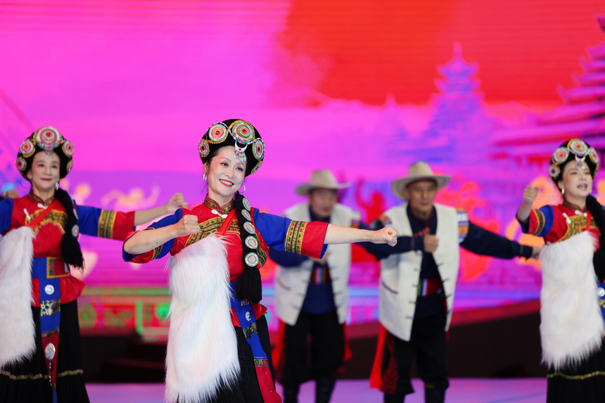 2025年全国老年人健身广场舞大联动在西江千户苗寨举行。