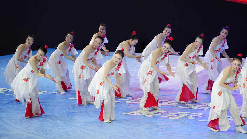 2025年全国老年人健身广场舞大联动在西江千户苗寨举行。