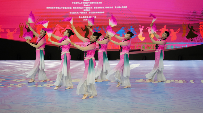 2025年全国老年人健身广场舞大联动在西江千户苗寨举行。