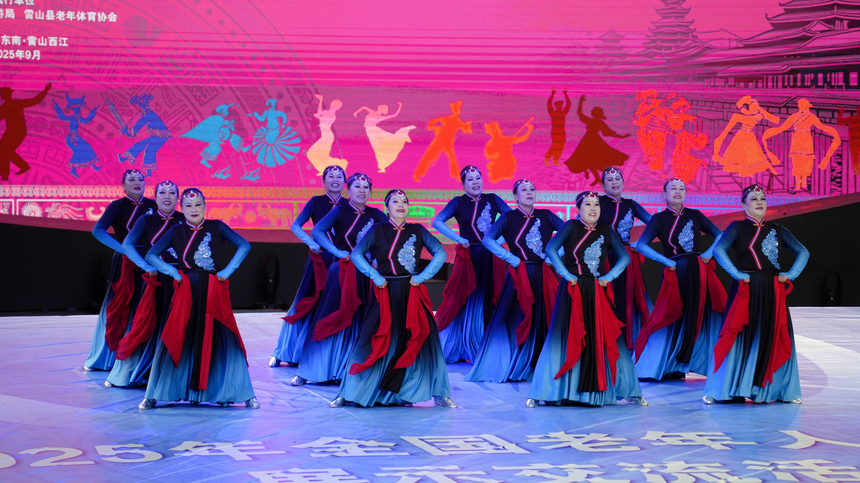 2025年全国老年人健身广场舞大联动在西江千户苗寨举行。