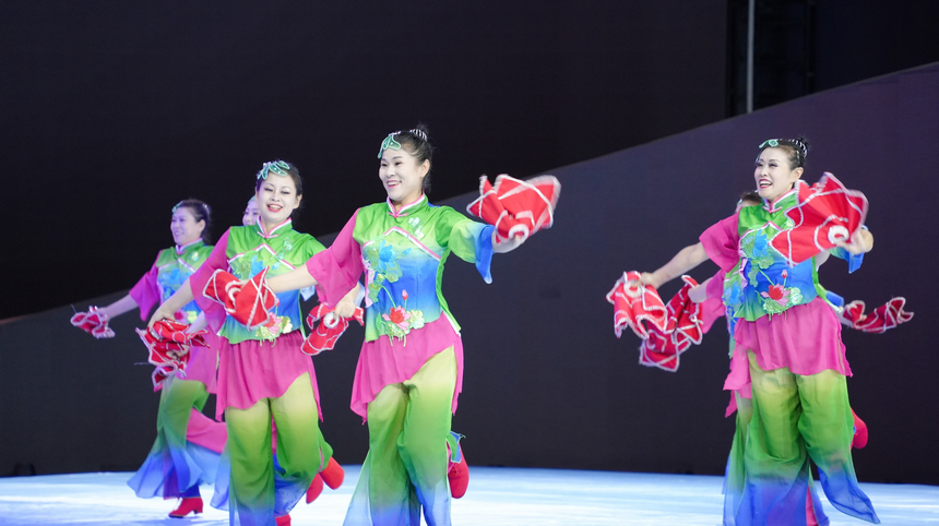 2025年全国老年人健身广场舞大联动在西江千户苗寨举行。