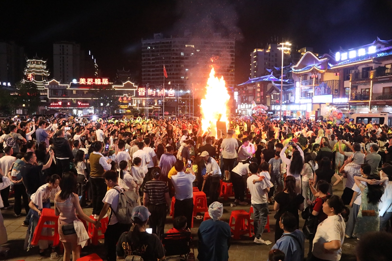 3 图为篝火晚会现场.jpg