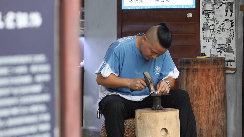 穆天宏正在捶打冷却过后的银锭.jpg