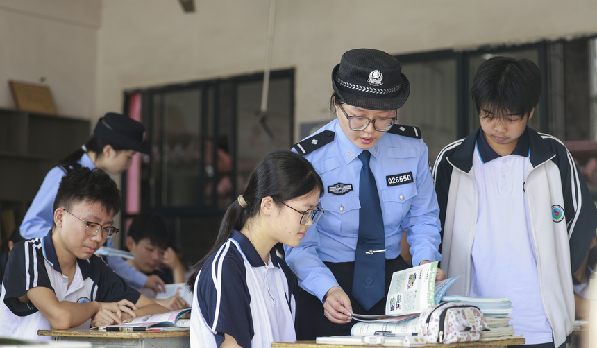 2025年9月15日，民警在贵州省铜仁市玉屏侗族自治县黔东民族寄宿制中学给学生普及网络安全知识。