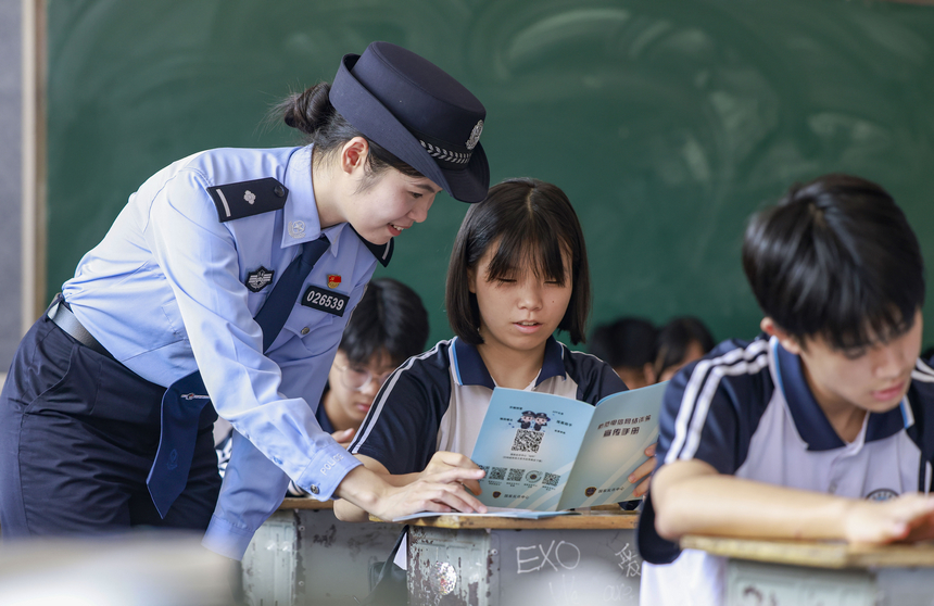 2025年9月15日，民警在贵州省铜仁市玉屏侗族自治县黔东民族寄宿制中学给学生普及网络安全知识。