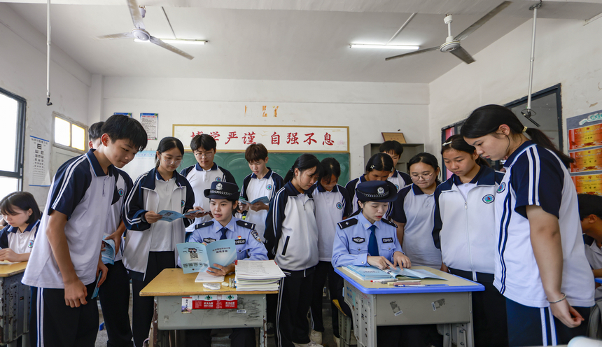 2025年9月15日，民警在贵州省铜仁市玉屏侗族自治县黔东民族寄宿制中学给学生普及网络安全知识。