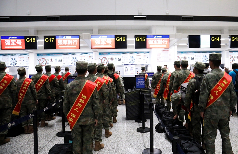 新兵們正在專用值機櫃台辦理手續。南航貴州公司供圖.jpg