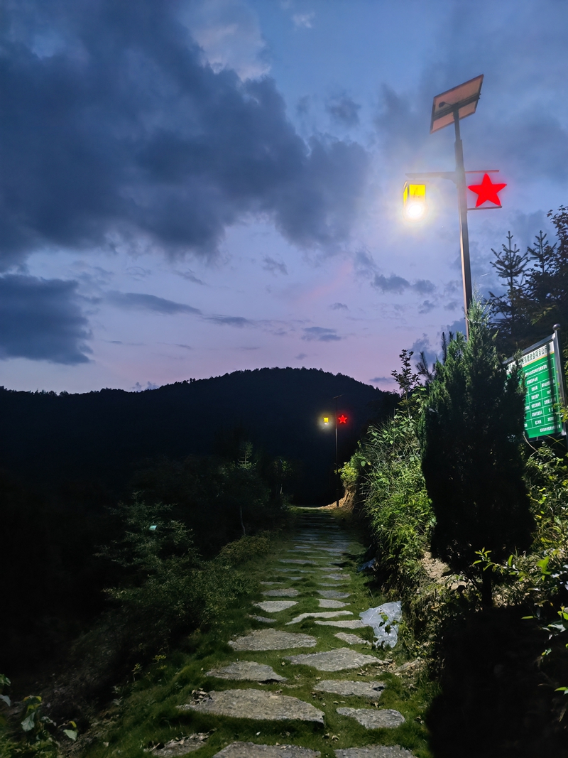 1、困牛山村路燈。銅仁供電局供圖.jpg