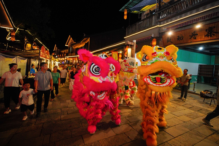 9月16日，在貴州省丹寨縣萬達小鎮，人們在觀看醒獅表演。