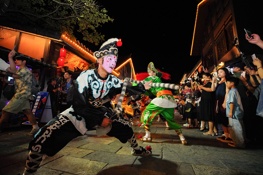 9月16日，在貴州省丹寨縣萬達小鎮，人們在觀看英歌舞表演。