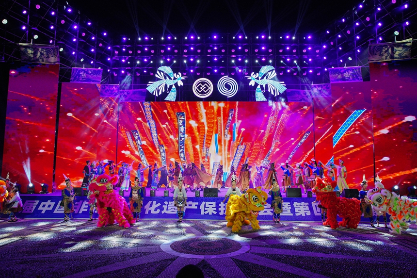 9月16日，在贵州省丹寨县万达小镇，演员在开幕式文艺晚会中表演。