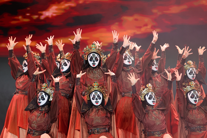 9月16日，在贵州省丹寨县万达小镇，演员在开幕式文艺晚会中表演川剧变脸。