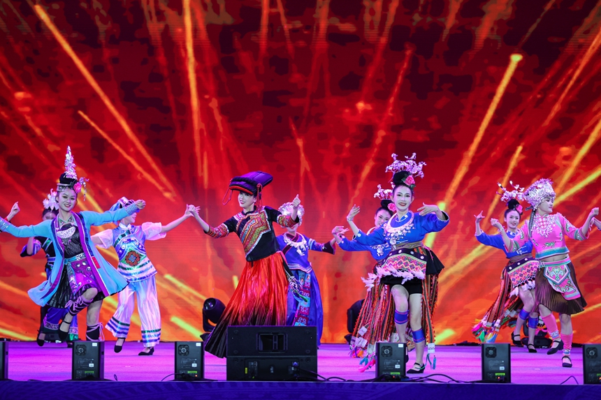 9月16日，在贵州省丹寨县万达小镇，演员在开幕式文艺晚会中表演舞蹈。