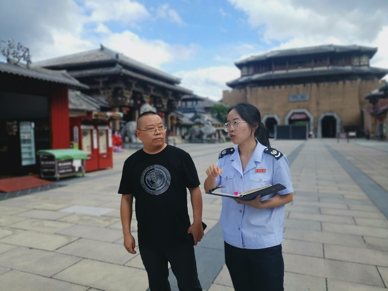 税务工作人员到秦汉影视城了解活动开展情况。