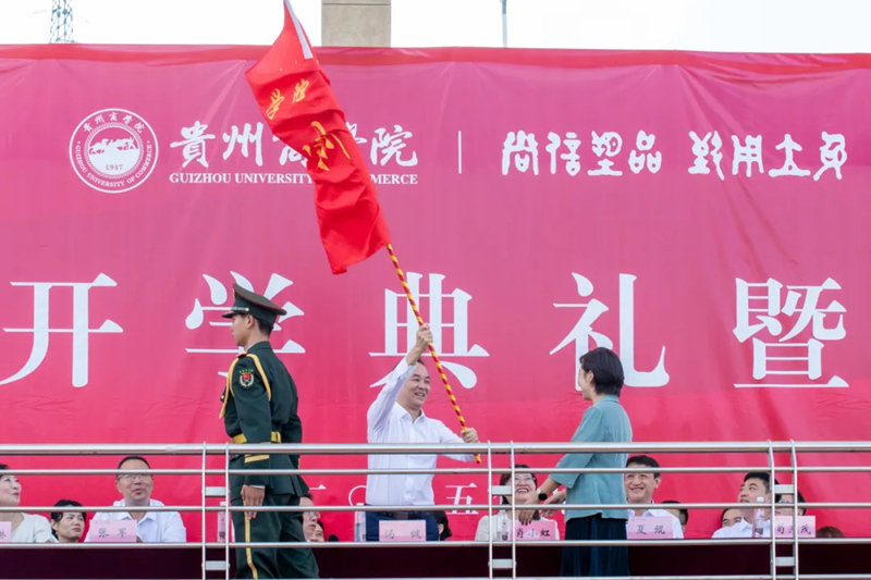 党委书记汤健将军训师旗帜授予军训师师长马红梅。