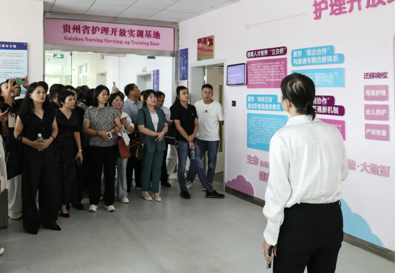 与会人员参观学校康养实训基地。