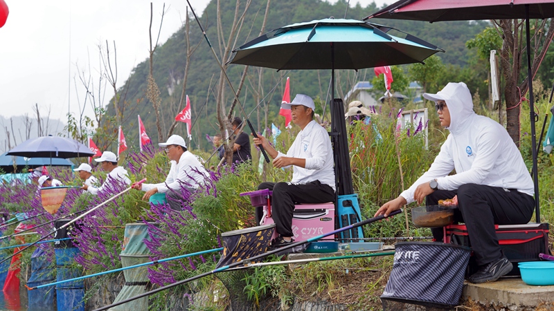 2、垂钓爱好者“村钓”竞技。