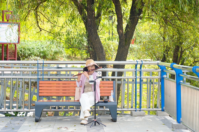 市民在白水河湿地公园广场处休闲娱乐.JPG
