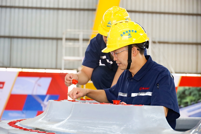 技术人员在对主机配件进行检查。