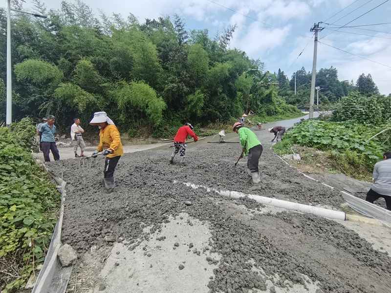 建设中期群众参与修建道路。