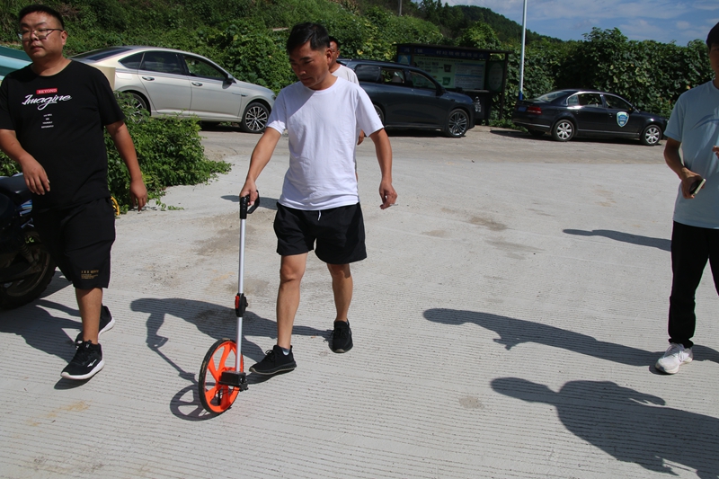 图为：建设完成民宗局亲自进行验收