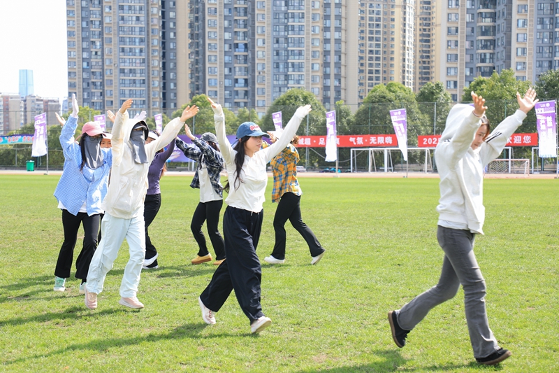 舞蹈演员认真排练。