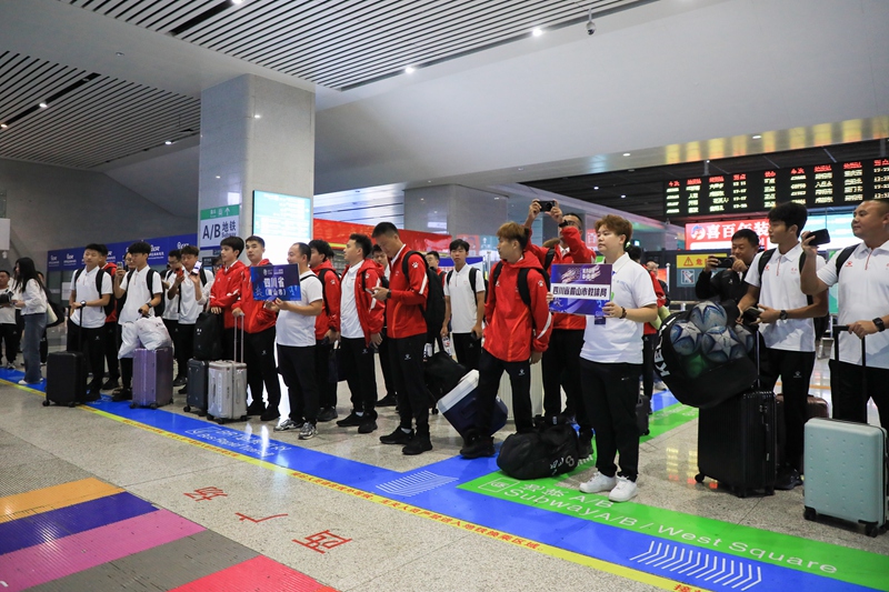 四川眉山射天狼队的队员纷纷举起手机记录贵阳的热情氛围2