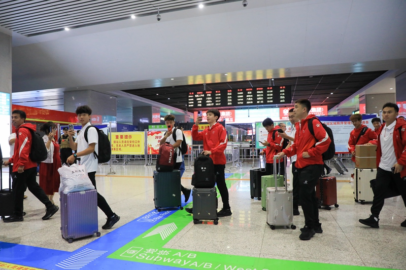 四川眉山射天狼队的队员纷纷举起手机记录贵阳的热情氛围1