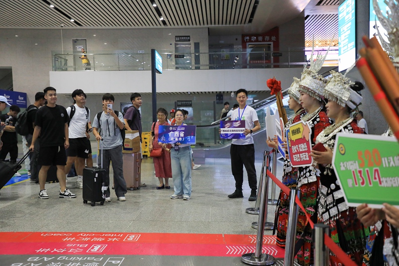 广西北海公仔饭店队球员刚走出出站口，便被眼前的欢迎场景所吸引。