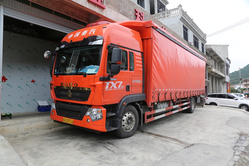 等待发走的冷链车。