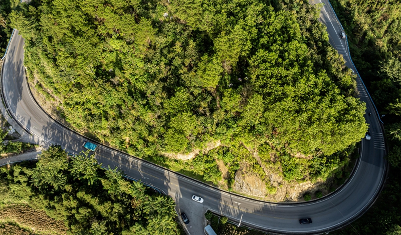 2025年9月18日，车辆在贵州省黔南布依族苗族自治州罗甸县龙坪镇境内的公路上行驶。