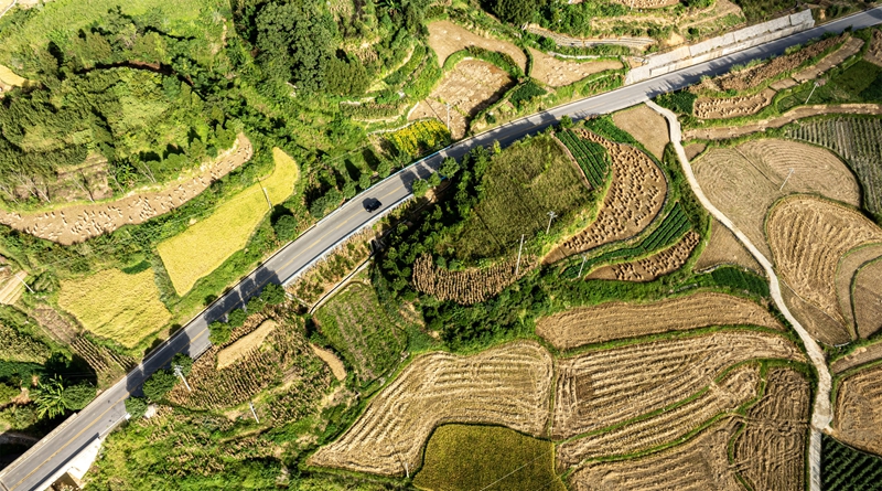 2025年9月18日航拍下的贵州省黔南布依族苗族自治州罗甸县边阳镇兴隆村的公路。