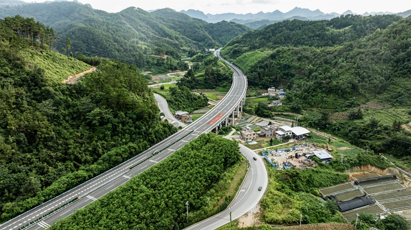 2025年9月18日航拍下的位于贵州省黔南布依族苗族自治州罗甸县龙坪镇境内的（余安）高速路与公路。