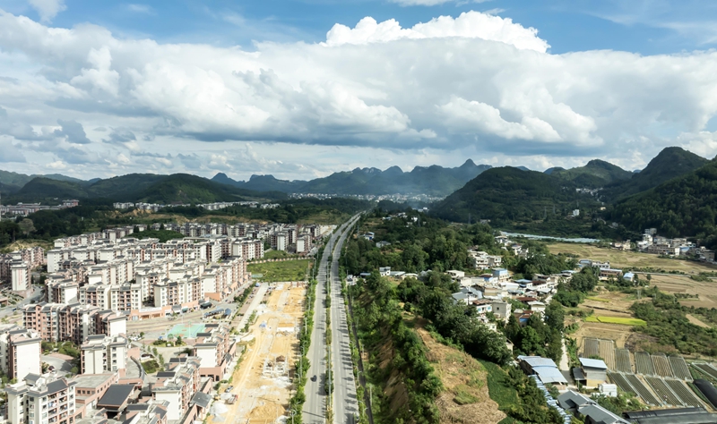 2025年9月18日拍摄的位于贵州省黔南布依族苗族自治州罗甸县边阳镇的公路。